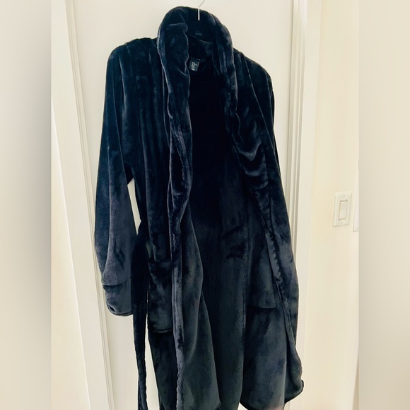 TAHARI women’s robe. - Picture 5 of 7